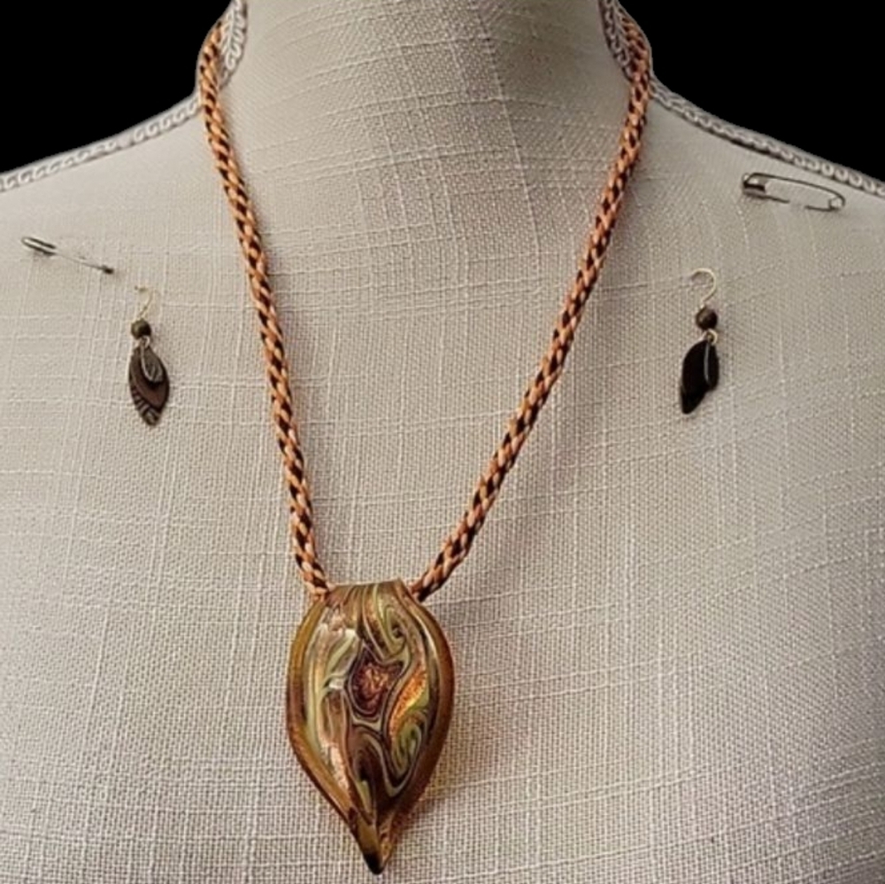 Elegant Multicolor Pendant Necklace And Earing Set.